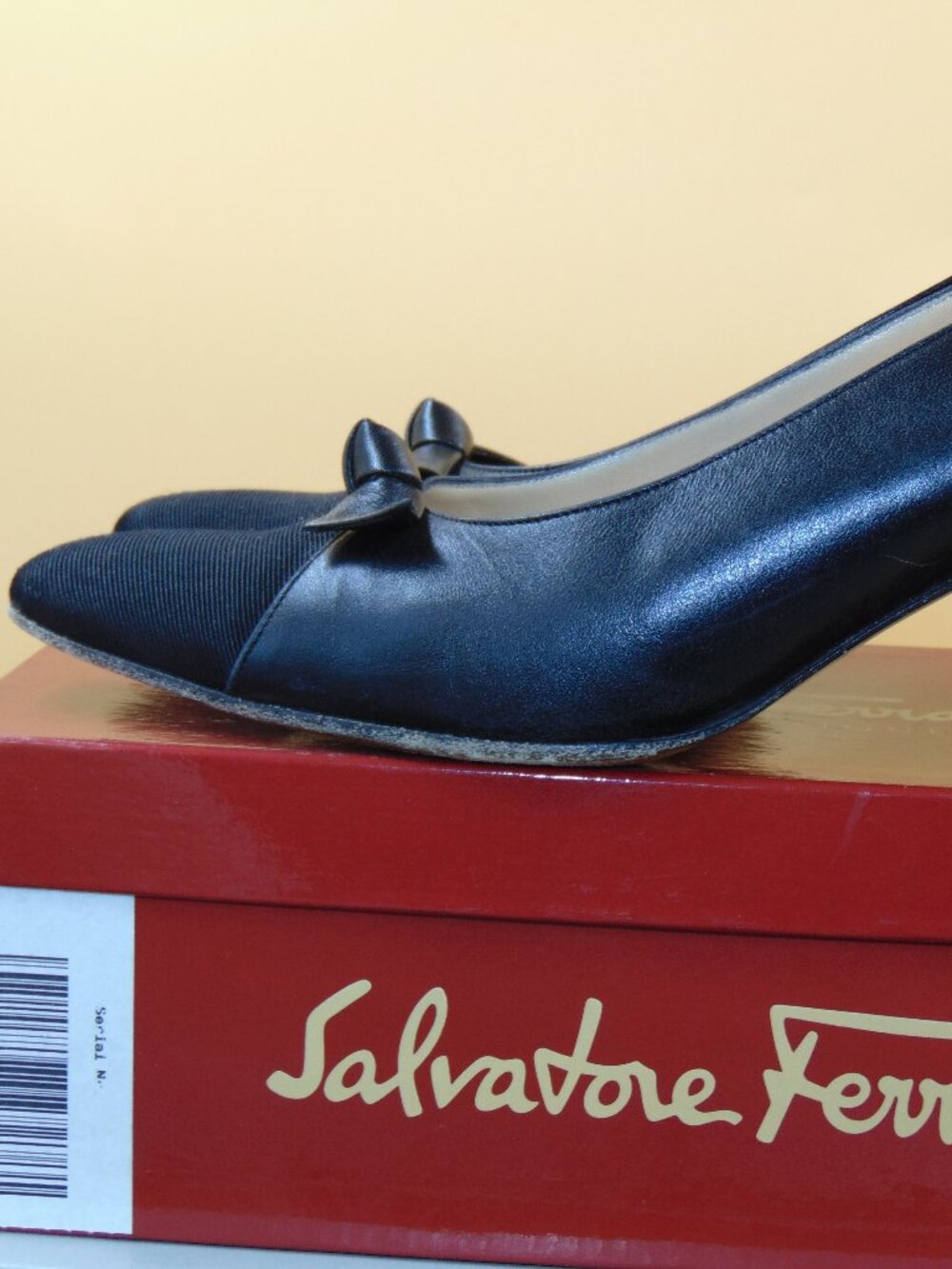 Vintage Salvatore Ferragamo Leather Bow Accents Pumps Women's Size: 7.5